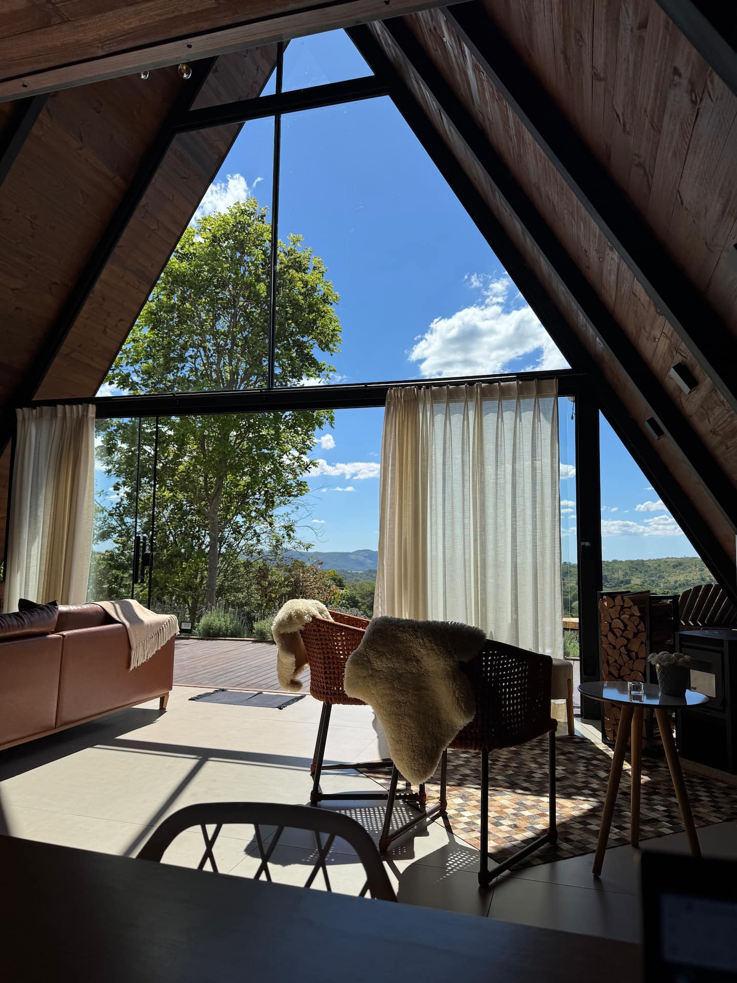 Cabana Molina, de vidro e madeira, no meio do cerrado